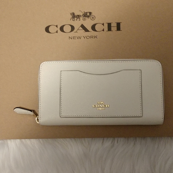 Coach Handbags - 3xsHP  🌟 New Coach Chalk Wallet w/Zipper Closure